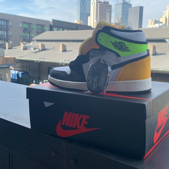 Jordan 1 Volt Gold - Sz 8.5 - Picture 1 of 4